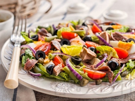 Салата с риба тон, чери домати, спанак, маслини и каперси и меден дресинг - снимка на рецептата